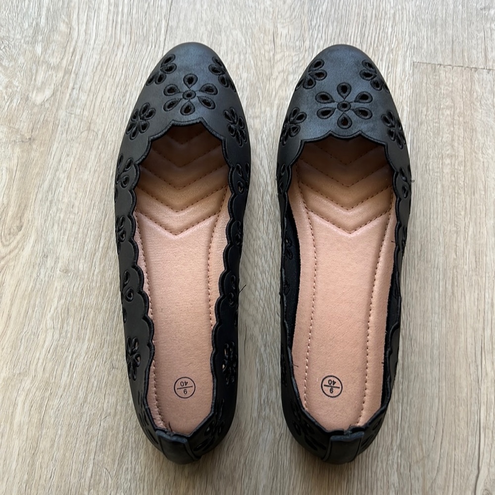 New black flats with floral eyelets, PU leather, size 9, round toe, super cute 🥿